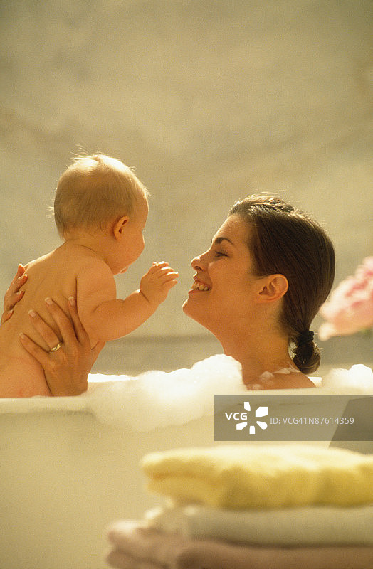 母亲和宝宝一起洗澡图片素材
