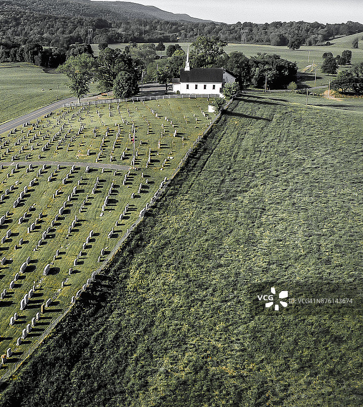 乡村风格的墓地的航拍图片素材