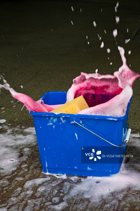 水桶中的水花四溅图片素材