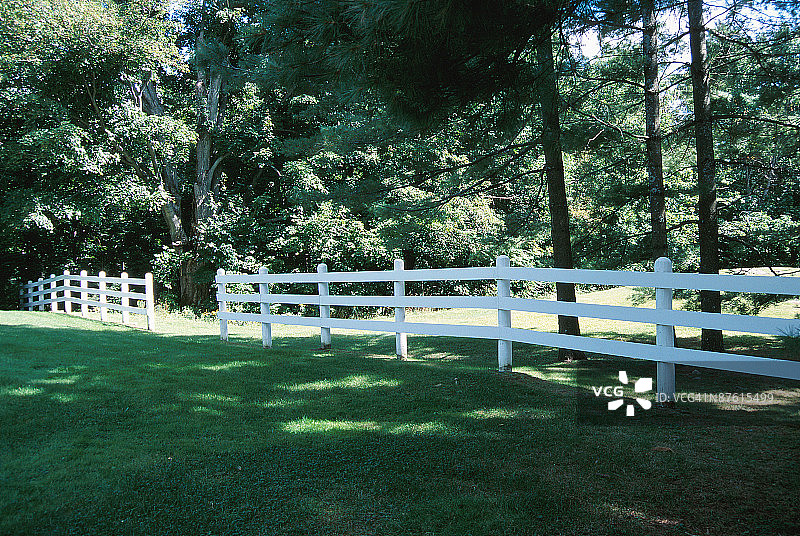 乡村后院的栅栏图片素材