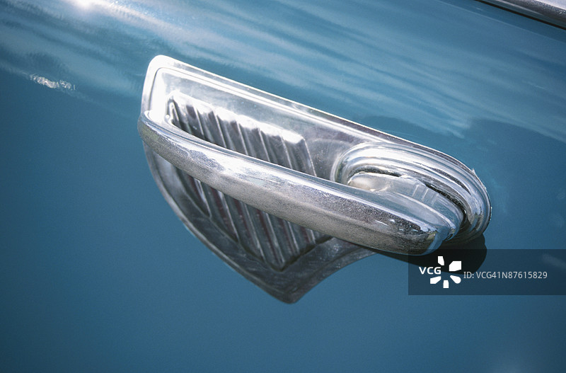 古董汽车门把手的特写图片素材