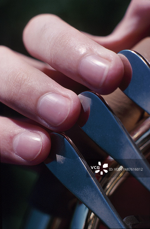 按压号角阀门的人图片素材