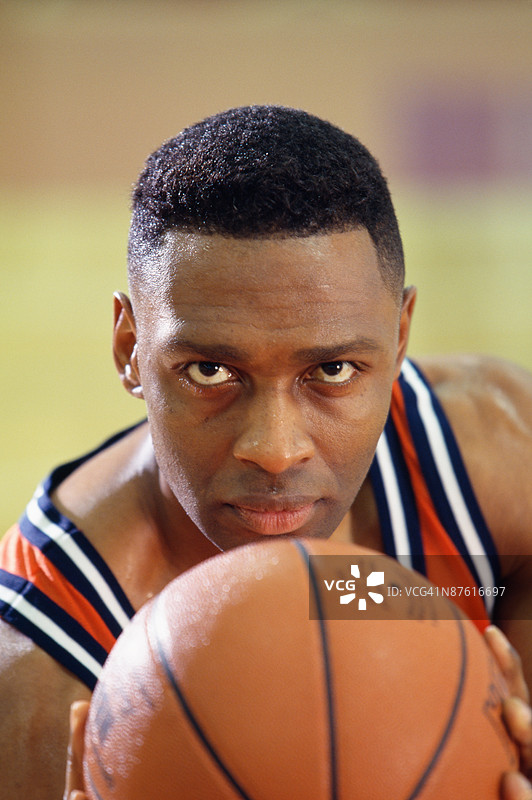 篮球运动员手持篮球图片素材