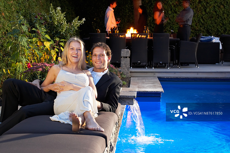 泳池派对上的情侣图片素材