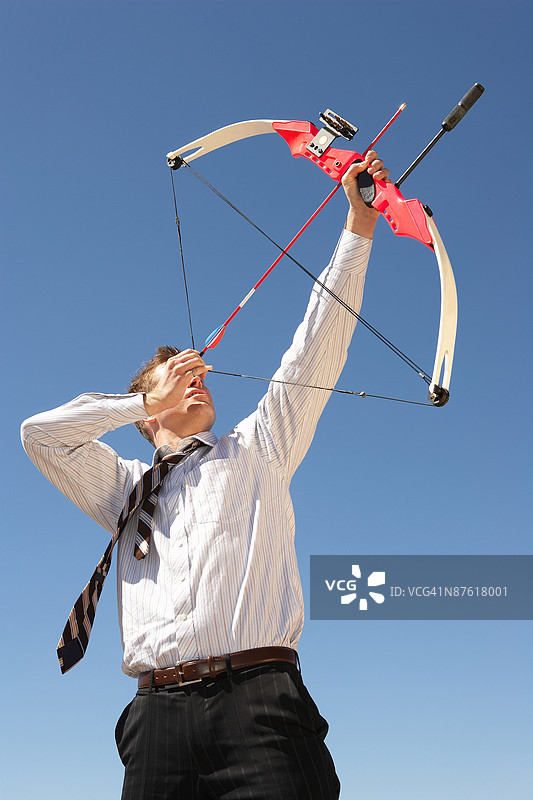 商人瞄准弓箭图片素材