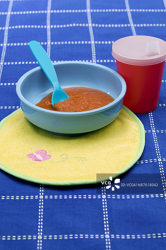 杯子、食物碗和围兜图片素材