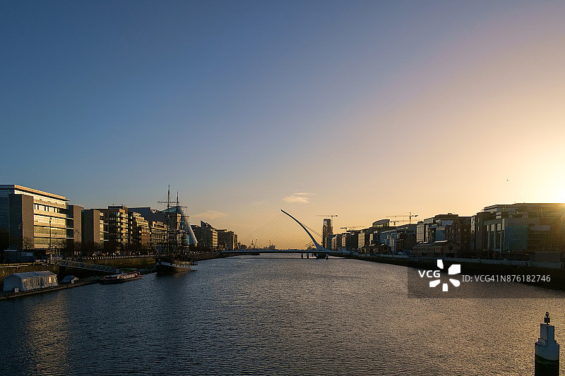 爱尔兰都柏林利菲河的清晨图片素材