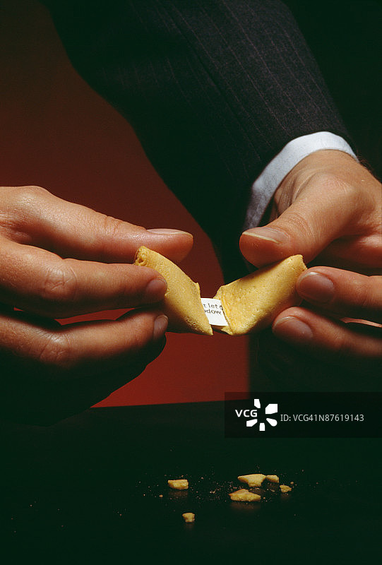 男子打开幸运饼干图片素材