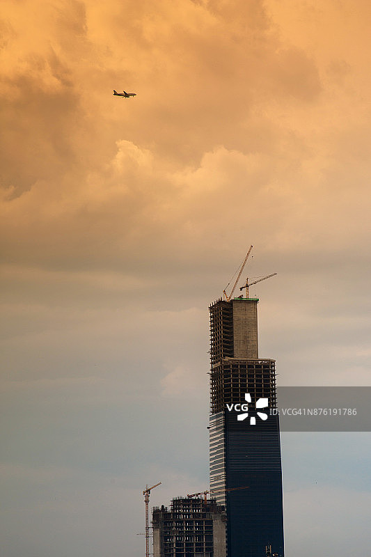 飞机飞过摩天大楼图片素材