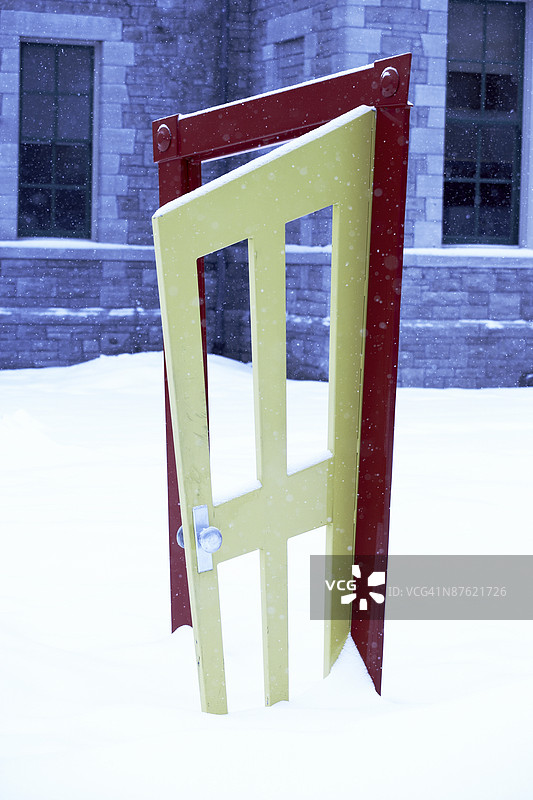 埋在雪中的抽象艺术作品图片素材