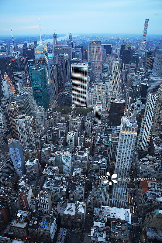 帝国大厦顶部的壮观全景：通用电气大厦、洛克菲勒中心、公园大道432号、中央公园，美国纽约图片素材