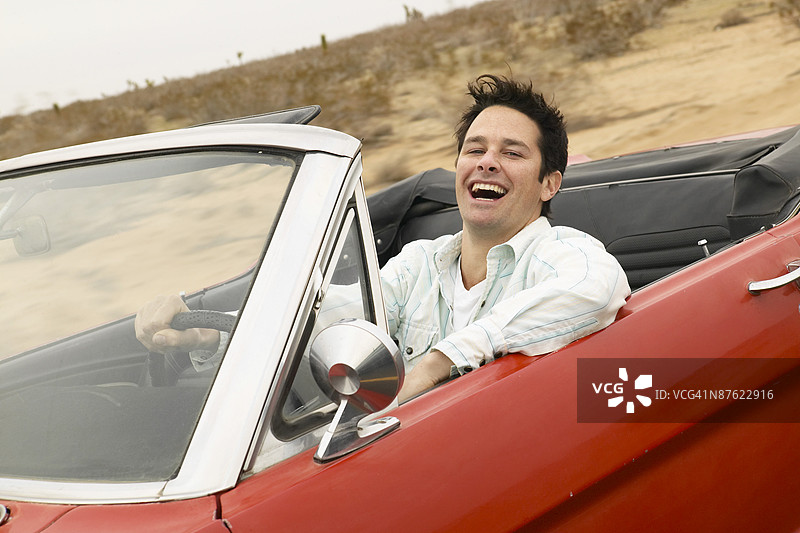 男子驾驶跑车图片素材