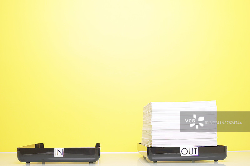 装满文件的办公室发件箱，旁边是空的发件箱图片素材