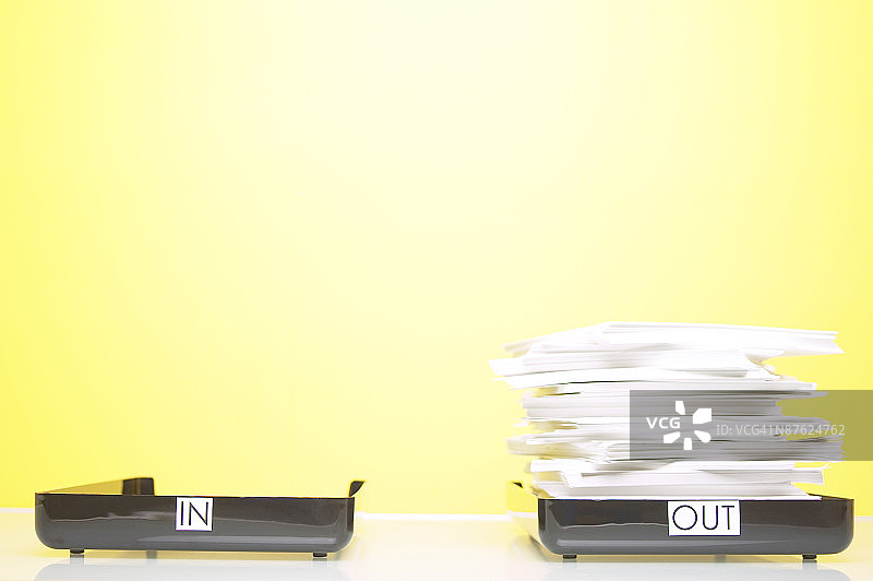 装满文件的办公室发件箱，旁边是空的发件箱图片素材