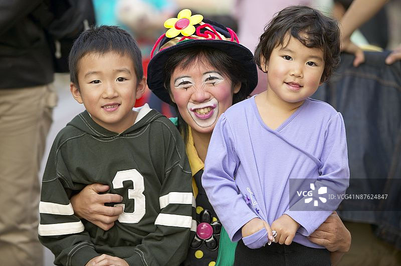 与小丑合影的儿童图片素材