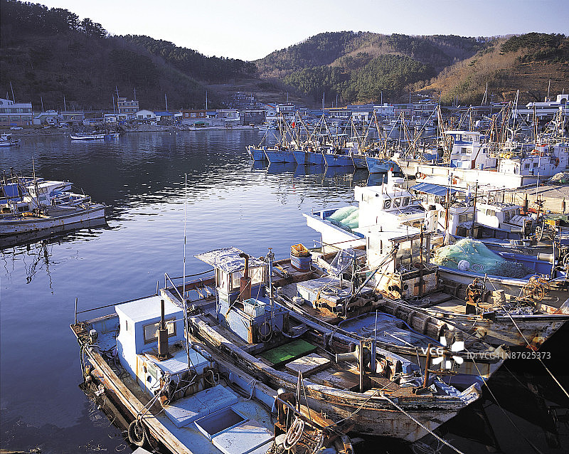 亚洲港口中的船只图片素材