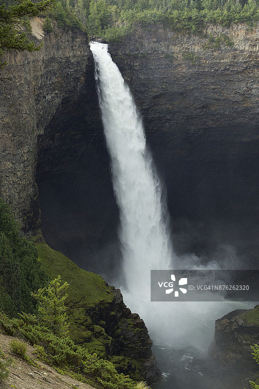 加拿大不列颠哥伦比亚省威尔斯格雷省立公园的赫尔姆肯瀑布图片素材