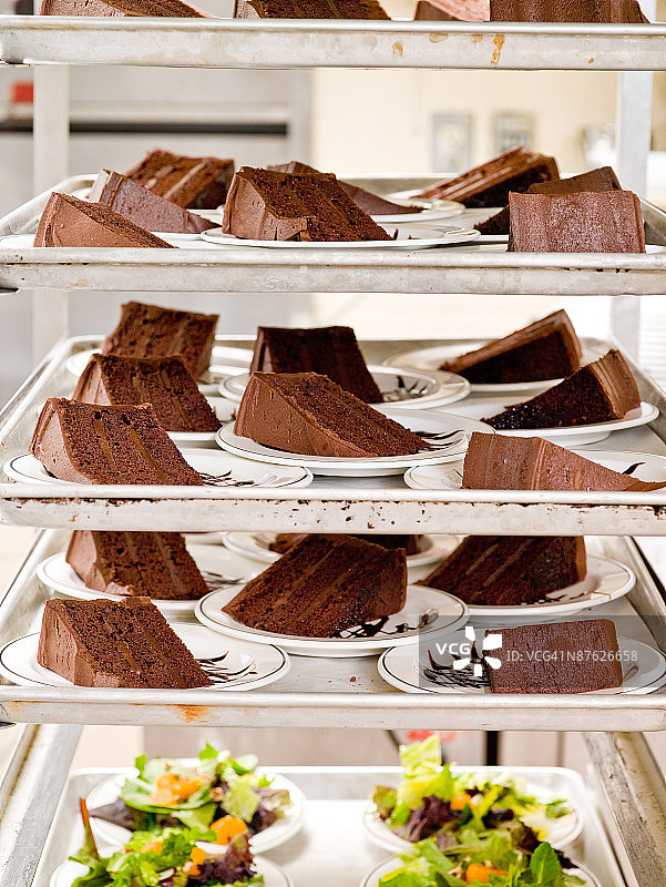 带甜点和沙拉的托盘架图片素材