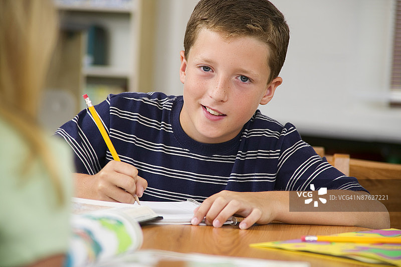 学生拿着铅笔图片素材