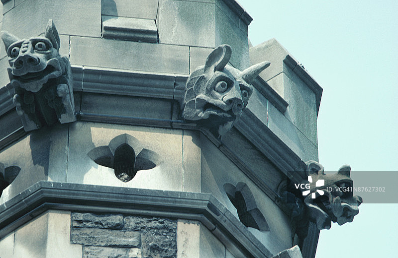 建筑物外部的怪物雕塑图片素材