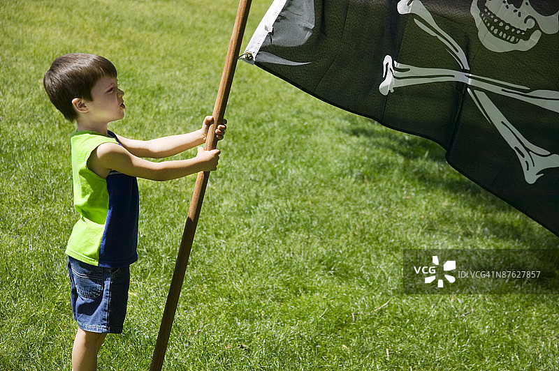 小男孩拿着海盗旗图片素材
