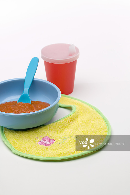 杯子、食物碗、勺子和围兜图片素材