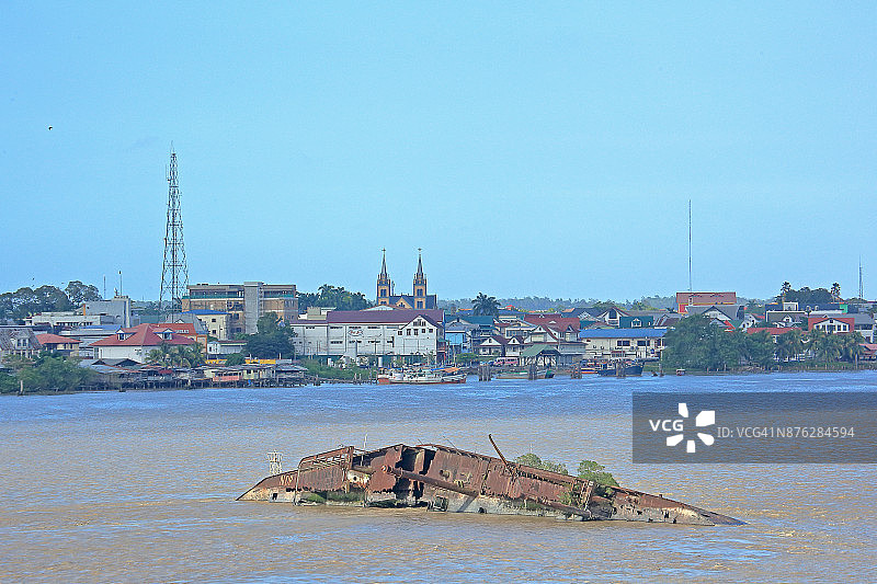 苏里南河中的沉船（苏里南帕拉马里博）图片素材