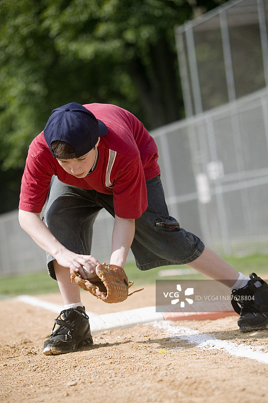 棒球运动员接住沿线击出的球图片素材