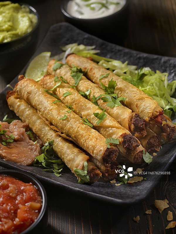 牛肉卷饼拼盘图片素材