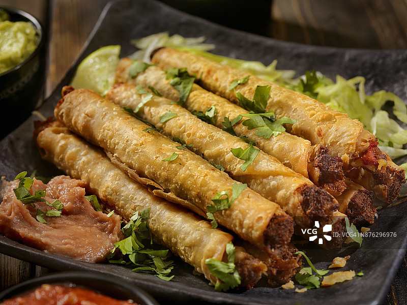 牛肉卷饼拼盘图片素材