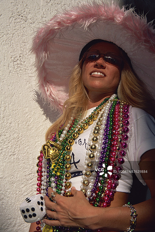 戴着珠子和粉色帽子的女人图片素材