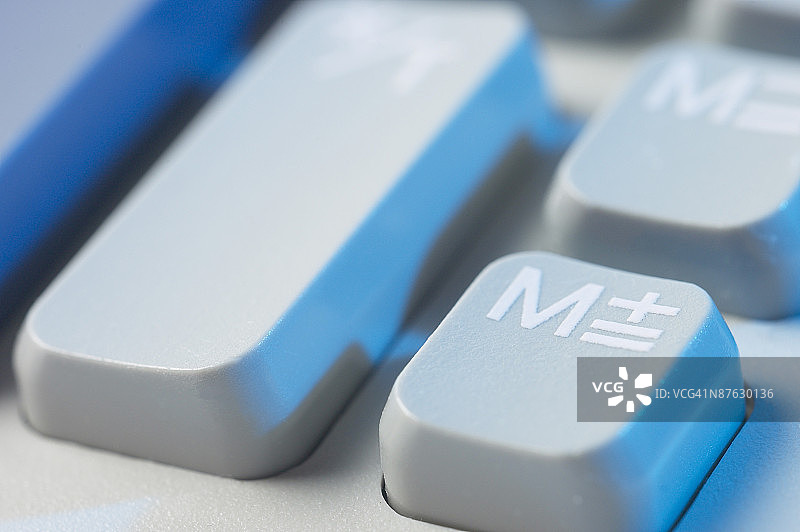 加法机键盘上存储按钮的特写图片素材