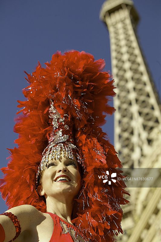 在埃菲尔铁塔复制品旁摆姿势的拉斯维加斯舞女图片素材