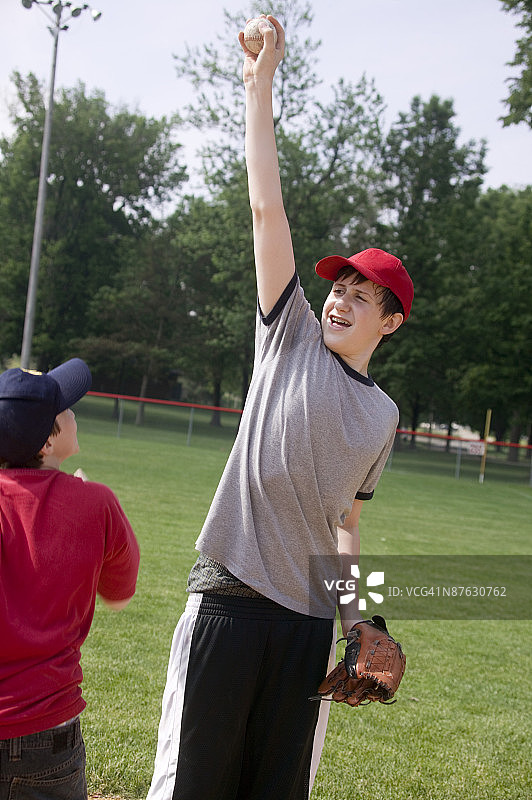 垒手持球阻止跑垒员图片素材