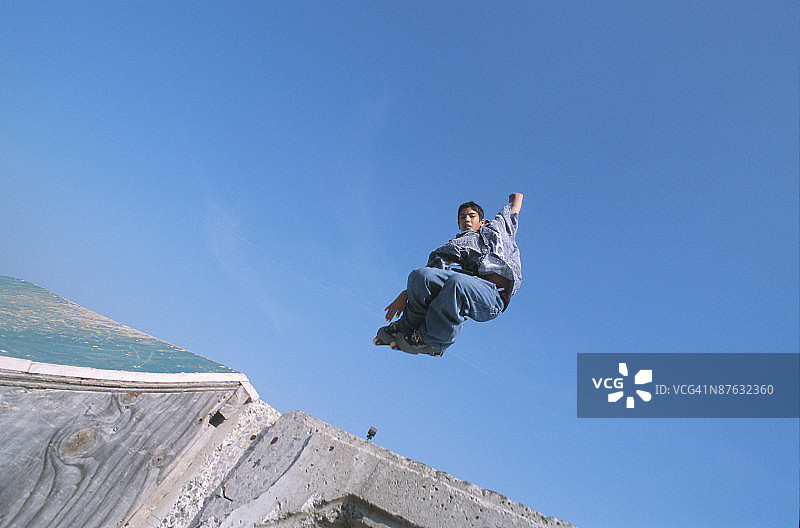 轮滑者在空中表演技巧图片素材