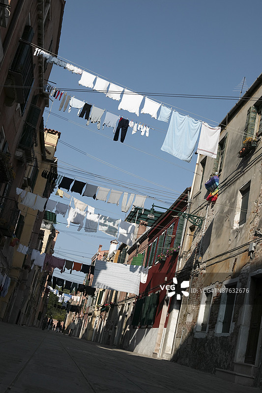 晾衣绳上的衣物图片素材