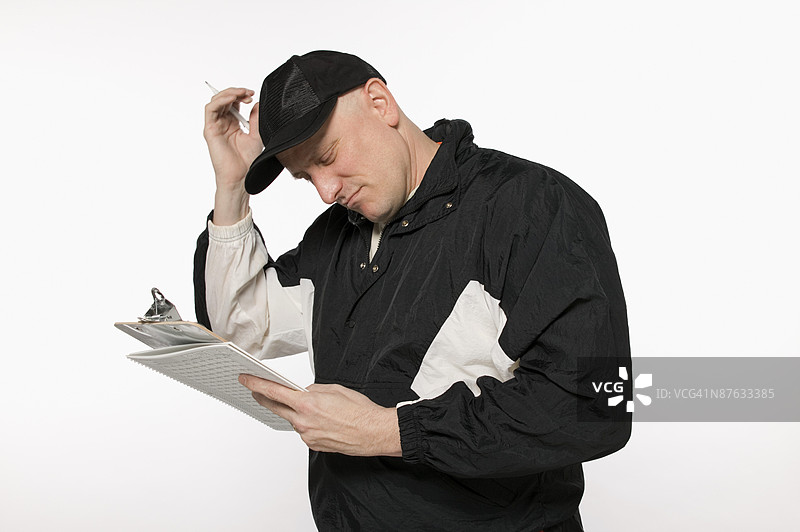 手持夹板的男人图片素材