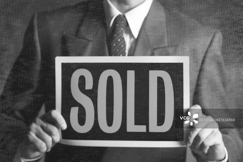 男人手持已售标志图片素材