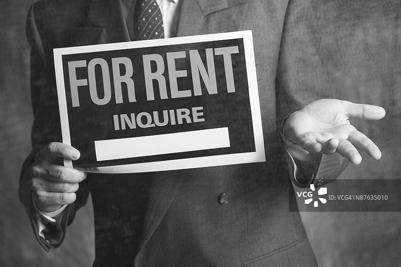 男子手持租房标志图片素材