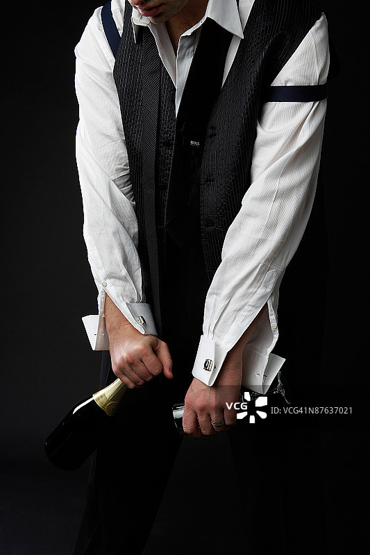 喝香槟的醉酒男人图片素材