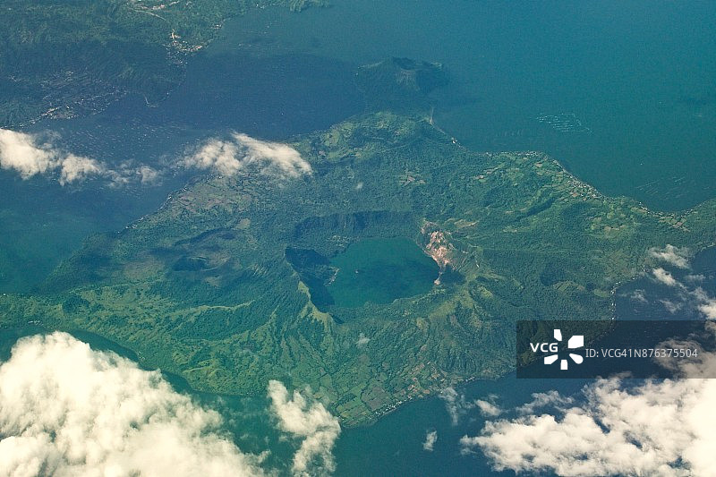 菲律宾塔尔火山岛黄色湖泊，白天航拍图片素材