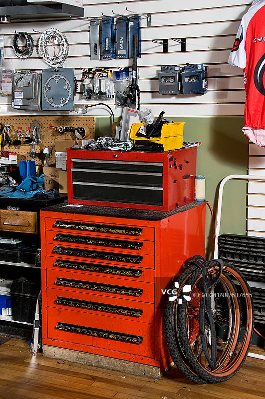 自行车修理店中的工具箱图片素材