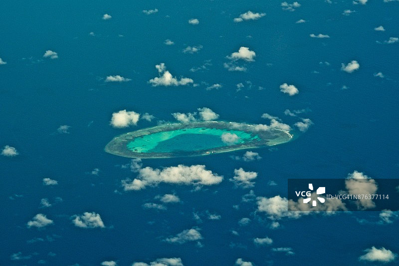 白天从飞机上鸟瞰南海南沙群岛的艾瑞卡礁图片素材
