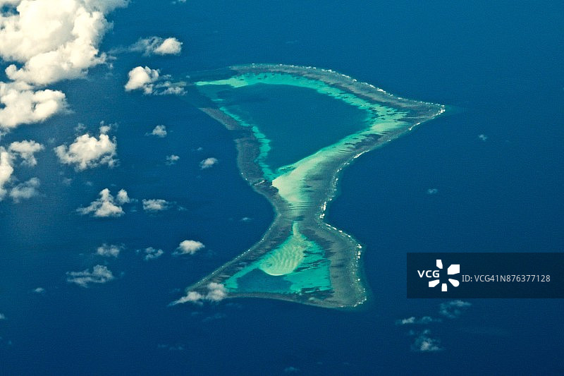 南海南沙群岛的南海礁白天鸟瞰图图片素材