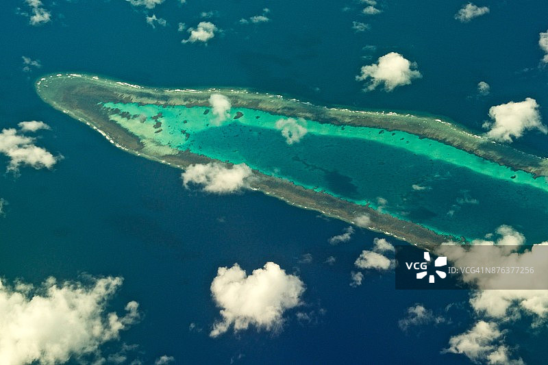 从飞机上俯瞰南中国海南沙群岛的光星礁图片素材
