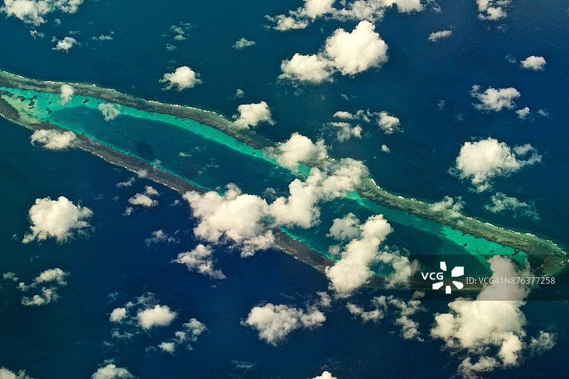 从飞机上俯瞰南中国海南沙群岛的光星礁图片素材