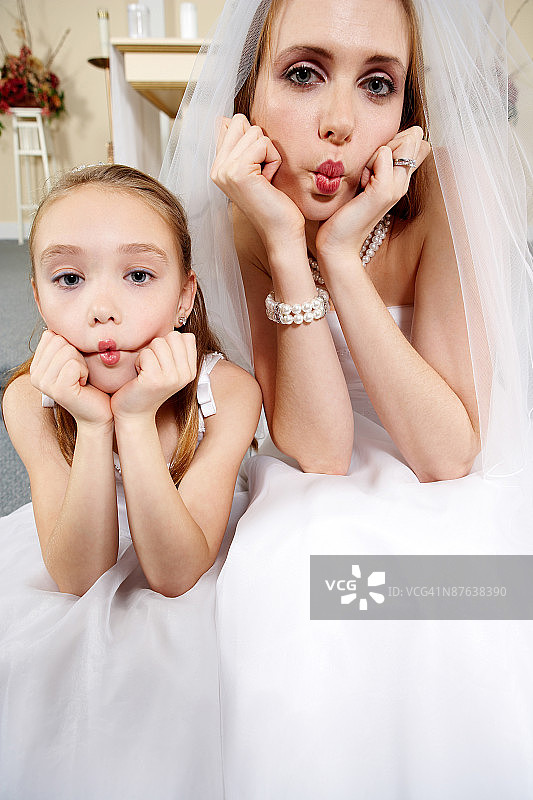 顽皮的新娘和花童在做鬼脸图片素材