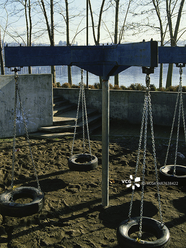 游乐场中的轮胎秋千图片素材