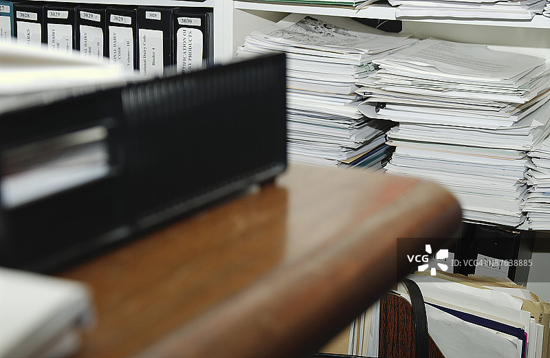 办公室里的文件堆图片素材