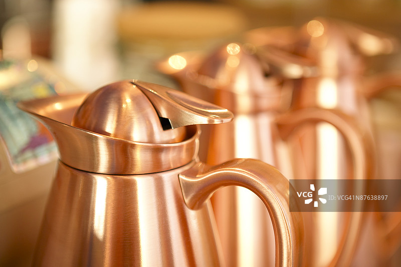 一排铜咖啡壶图片素材